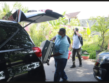 Tim KPK membawa barfang bukti dari rumah direktur PDAM Kota Madiun, Suyoto, yang dilaksanakan Rabu, 8 April 20206. Foto: Ist