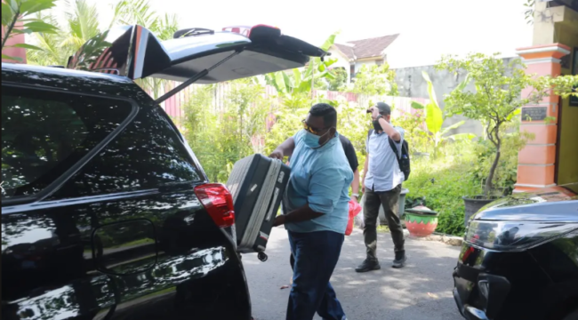Tim KPK membawa barfang bukti dari rumah direktur PDAM Kota Madiun, Suyoto, yang dilaksanakan Rabu, 8 April 20206. Foto: Ist