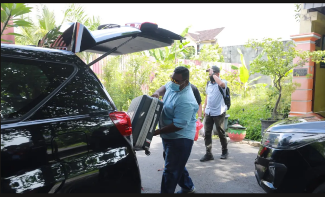 
					Tim KPK membawa barfang bukti dari rumah direktur PDAM Kota Madiun, Suyoto, yang dilaksanakan Rabu, 8 April 20206. Foto: Ist