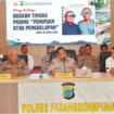 Polres Pandangsidempuan melakukan konferensi pers, terakit dengan pengungkapan kasus Kais bendahara polres melakukan penipuan/ penggelapan 34 SK anggota Polisi Polres setempat, dijadikan jaminan kreit Rp10,3 m di BRI. Foto: ist