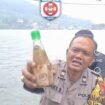 Inilah botol plastik yang ditemukan petugas Lakeguard Sarangan. Saat melakukan latihan penyelaman rutin. Foyo: tiktok@lakeguard_sarangan