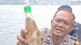 Inilah botol plastik yang ditemukan petugas Lakeguard Sarangan. Saat melakukan latihan penyelaman rutin. Foyo: tiktok@lakeguard_sarangan