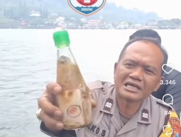 Inilah botol plastik yang ditemukan petugas Lakeguard Sarangan. Saat melakukan latihan penyelaman rutin. Foyo: tiktok@lakeguard_sarangan