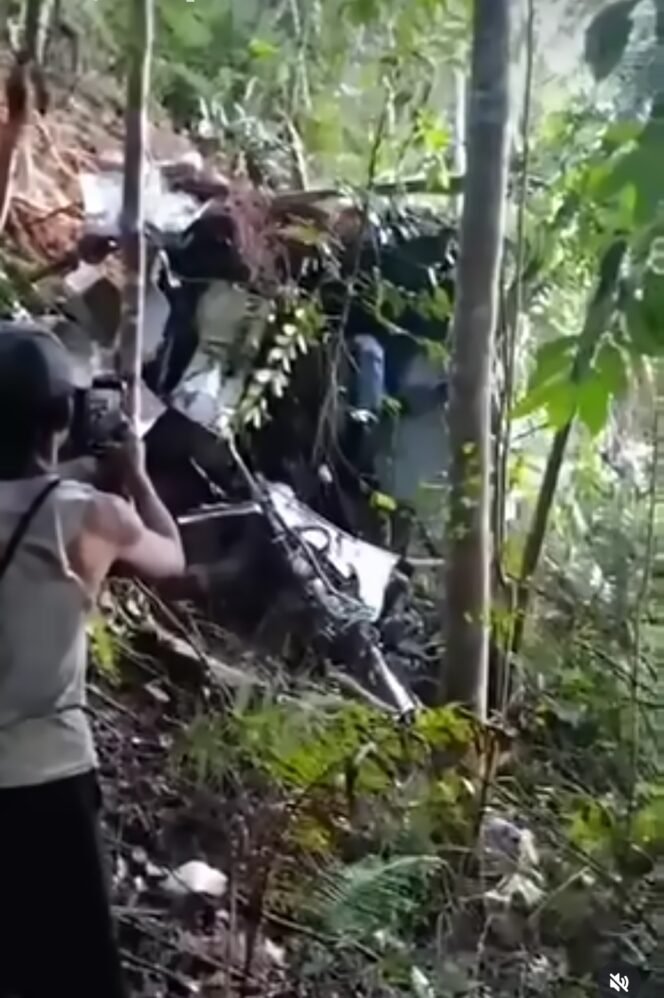 
					Basarnas sudah temukan titik lokasi jatuhnya helikopter di hutan desa Tapang Tingang, Sejadau, Kalbar, Kamis 16 April 2026. Foto: Instagram#morell_48