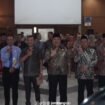 Bupati Jombang Warsubi bersama jajarannya membuat gerakan tangan menolak gratifikasi, pada acara sosialisasi tolak gratifikasi di ruang Bung Tomo pemkab Jomvang, Kamis 16 April 2026. Foto: Instagram@jombangkab