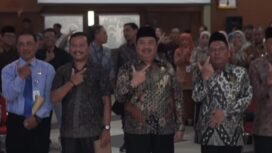 Bupati Jombang Warsubi bersama jajarannya membuat gerakan tangan menolak gratifikasi, pada acara sosialisasi tolak gratifikasi di ruang Bung Tomo pemkab Jomvang, Kamis 16 April 2026. Foto: Instagram@jombangkab