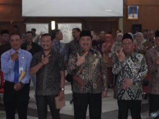 Bupati Jombang Warsubi bersama jajarannya membuat gerakan tangan menolak gratifikasi, pada acara sosialisasi tolak gratifikasi di ruang Bung Tomo pemkab Jomvang, Kamis 16 April 2026. Foto: Instagram@jombangkab