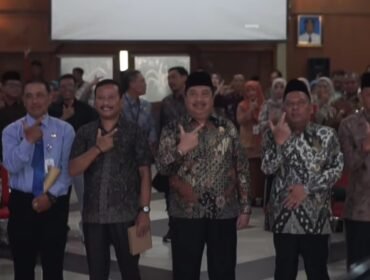 Bupati Jombang Warsubi bersama jajarannya membuat gerakan tangan menolak gratifikasi, pada acara sosialisasi tolak gratifikasi di ruang Bung Tomo pemkab Jomvang, Kamis 16 April 2026. Foto: Instagram@jombangkab