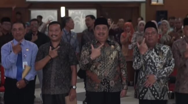 Bupati Jombang Warsubi bersama jajarannya membuat gerakan tangan menolak gratifikasi, pada acara sosialisasi tolak gratifikasi di ruang Bung Tomo pemkab Jomvang, Kamis 16 April 2026. Foto: Instagram@jombangkab