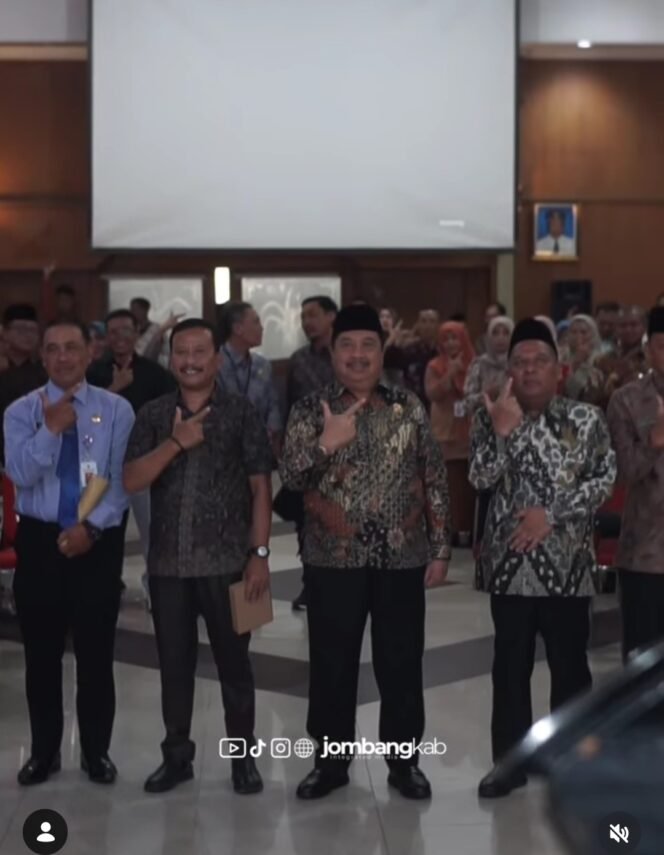 
					Bupati Jombang Warsubi bersama jajarannya membuat gerakan tangan menolak gratifikasi, pada acara sosialisasi tolak gratifikasi di ruang Bung Tomo pemkab Jomvang, Kamis 16 April 2026. Foto: Instagram@jombangkab