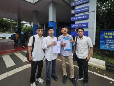 Ketua Umum FPII, Muhammad Fathur Rozaq, bersama tiga pengurus lainnya ke Sentra Pelayanan Kepolisian Terpadu (SPKT) Polda Metro Jaya, Kamis, 16 April 2026. Mereka melaporkan pernyataan Jusuf Kalla yang dianggap bisa memicu kekacauan antar agama di Indonesia. Foto: Dok/FPII