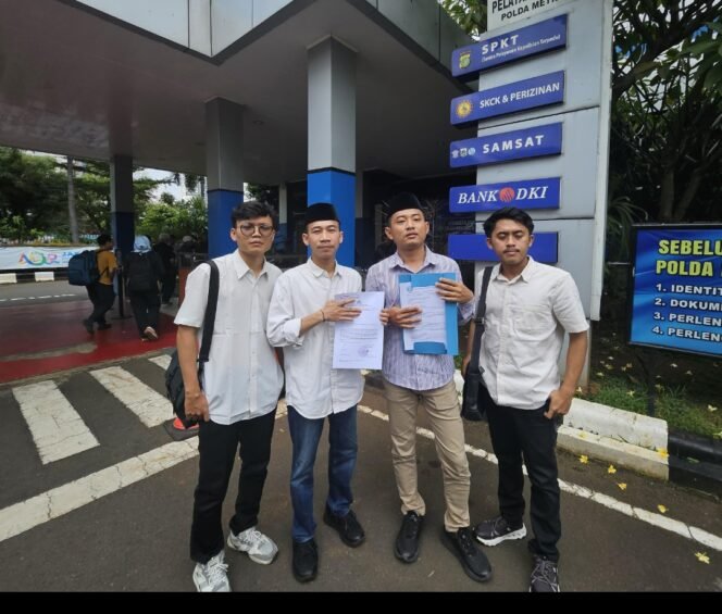 
					Ketua Umum FPII, Muhammad Fathur Rozaq, bersama tiga pengurus lainnya ke Sentra Pelayanan Kepolisian Terpadu (SPKT) Polda Metro Jaya, Kamis, 16 April 2026. Mereka melaporkan pernyataan Jusuf Kalla yang dianggap bisa memicu kekacauan antar agama di Indonesia. Foto: Dok/FPII