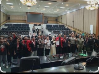 Massa GMNI unjuk rasa, dialog di gedung DPRD Jomban, 16 Paril 2926. Foto: duta.co