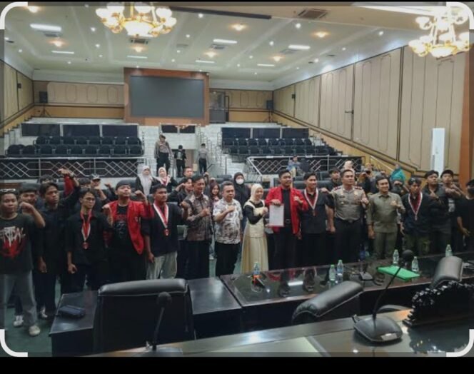 
					Massa GMNI unjuk rasa, dialog di gedung DPRD Jomban, 16 Paril 2926. Foto: duta.co