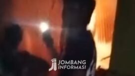 Petugas Damkar telah melakukan pemadaman api yang berkobar di gudang peralatan DMPN 2, Sumobito, Jombang, Jumat sore, 17 April 2026. Foto: Instagram@jombanginformasi_