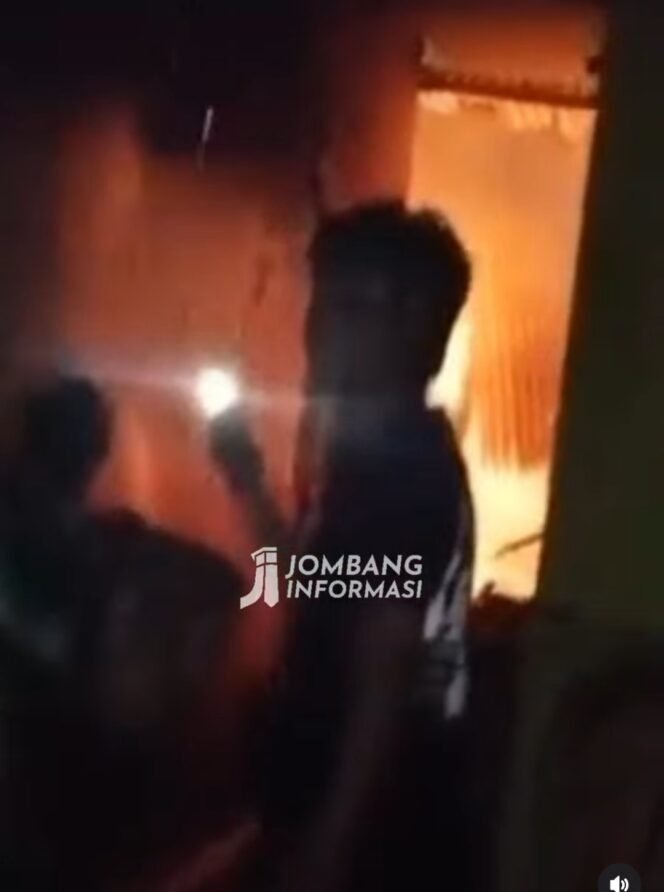 
					Petugas Damkar telah melakukan pemadaman api yang berkobar di gudang peralatan DMPN 2, Sumobito, Jombang, Jumat sore, 17 April 2026. Foto: Instagram@jombanginformasi_