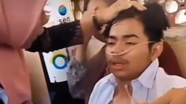 Kesakitan berat, satu di antara 49 santri Al Inayah, Cilegon, tampak dadanya turun naik. Mereka diduga korban makanan dari MBG, Kamis, 16 April 2026. Foto: Instagram@voxtren