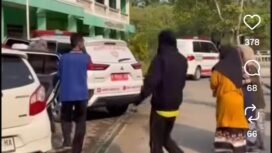 Sejumlah ambulans dijerahkan untuk angkut 100 lebih santri Ponpes Asnawiyyah, diduga keracunan setelah menyantap menu nasi goreng MBG plus susu kemasa. Foto: Instagran@suaraakatrumput