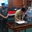 Jetua DPRD Jombang, Hadi Mulyadi  menanda tangani naskah rekomendasi atas LPKJ Bupati Jombang untuk anggaran 2025. Dalam sidang paripurnan, di gedung dewan, Senin, 20 April 2026. Foto: instagram@dprd_jombang