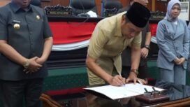 Jetua DPRD Jombang, Hadi Mulyadi  menanda tangani naskah rekomendasi atas LPKJ Bupati Jombang untuk anggaran 2025. Dalam sidang paripurnan, di gedung dewan, Senin, 20 April 2026. Foto: instagram@dprd_jombang