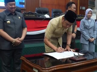 Jetua DPRD Jombang, Hadi Mulyadi  menanda tangani naskah rekomendasi atas LPKJ Bupati Jombang untuk anggaran 2025. Dalam sidang paripurnan, di gedung dewan, Senin, 20 April 2026. Foto: instagram@dprd_jombang
