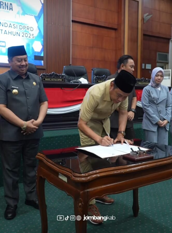
					Jetua DPRD Jombang, Hadi Mulyadi  menanda tangani naskah rekomendasi atas LPKJ Bupati Jombang untuk anggaran 2025. Dalam sidang paripurnan, di gedung dewan, Senin, 20 April 2026. Foto: instagram@dprd_jombang