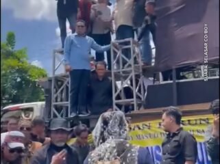 Sekitar 4.075 orang tergabung dalam Aliansi Pejuang Masyrakat Katim, melakukan aksi unjuk rasa di depan gedung DPRD Kaltim, Selasa 21 April 2026. Foto: Instagram@selasar.co