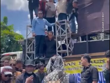 Sekitar 4.075 orang tergabung dalam Aliansi Pejuang Masyrakat Katim, melakukan aksi unjuk rasa di depan gedung DPRD Kaltim, Selasa 21 April 2026. Foto: Instagram@selasar.co