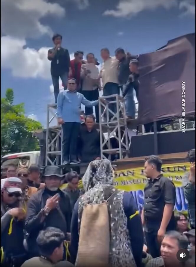 
					Sekitar 4.075 orang tergabung dalam Aliansi Pejuang Masyrakat Katim, melakukan aksi unjuk rasa di depan gedung DPRD Kaltim, Selasa 21 April 2026. Foto: Instagram@selasar.co