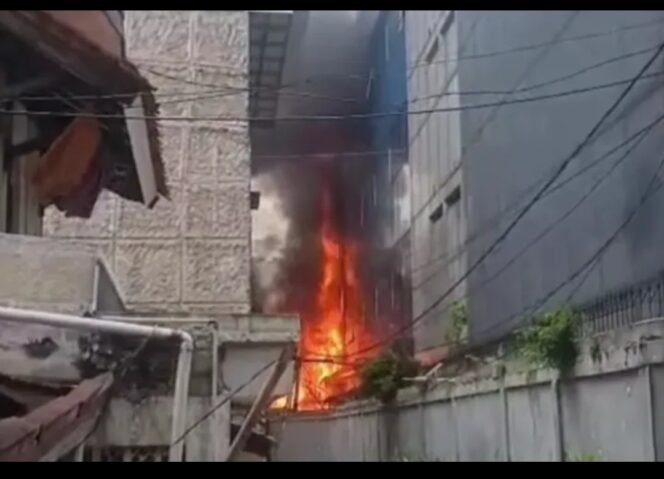 
					Jago metah telah membakar gedung D Direktorat Bina Pemerintahan Desa komplek Kemebsari, Pasar Minggi, Jajarta, 20 April 2026. Foto: ist