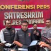 Kasat Reskrim Polres Jombang AKP Dimas Robin Alexander menjelaskan hasil autopsi menunjukkan luka fatal di leher yang memutus pembuluh darah utama, di Mapolres Jombang, Selasa, 21 April 2026. Foto: Instagram@polres_jomvang