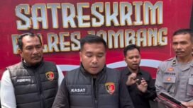 Kasat Reskrim Polres Jombang AKP Dimas Robin Alexander menjelaskan hasil autopsi menunjukkan luka fatal di leher yang memutus pembuluh darah utama, di Mapolres Jombang, Selasa, 21 April 2026. Foto: Instagram@polres_jomvang