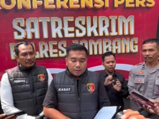 Kasat Reskrim Polres Jombang AKP Dimas Robin Alexander menjelaskan hasil autopsi menunjukkan luka fatal di leher yang memutus pembuluh darah utama, di Mapolres Jombang, Selasa, 21 April 2026. Foto: Instagram@polres_jomvang