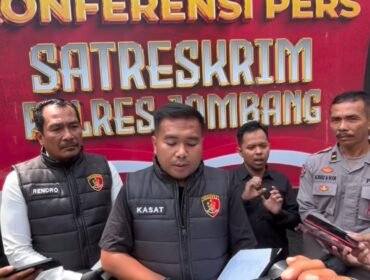 Kasat Reskrim Polres Jombang AKP Dimas Robin Alexander menjelaskan hasil autopsi menunjukkan luka fatal di leher yang memutus pembuluh darah utama, di Mapolres Jombang, Selasa, 21 April 2026. Foto: Instagram@polres_jomvang
