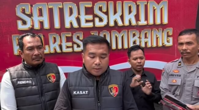 Kasat Reskrim Polres Jombang AKP Dimas Robin Alexander menjelaskan hasil autopsi menunjukkan luka fatal di leher yang memutus pembuluh darah utama, di Mapolres Jombang, Selasa, 21 April 2026. Foto: Instagram@polres_jomvang