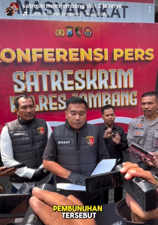 
					Kasat Reskrim Polres Jombang AKP Dimas Robin Alexander menjelaskan hasil autopsi menunjukkan luka fatal di leher yang memutus pembuluh darah utama, di Mapolres Jombang, Selasa, 21 April 2026. Foto: Instagram@polres_jomvang