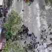 Polisi menggunakan water canon untuk menghalau massa, dalam aksi unjuk rasa AMP Kaltim di depan kantor Gubernur Kaltim, Selasa 21 April 2026. Sementara itu Gubernur Rudy Mas'ud tak punya nyali menghadapi massa. Ia memiloh 14 jam berdiam dan bertahan dalam kantornya hingga massa membubarkan diri. Foto: ist