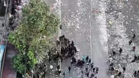 Polisi menggunakan water canon untuk menghalau massa, dalam aksi unjuk rasa AMP Kaltim di depan kantor Gubernur Kaltim, Selasa 21 April 2026. Sementara itu Gubernur Rudy Mas'ud tak punya nyali menghadapi massa. Ia memiloh 14 jam berdiam dan bertahan dalam kantornya hingga massa membubarkan diri. Foto: ist