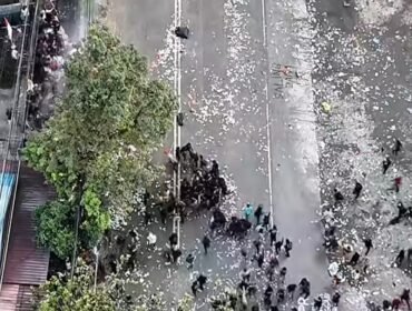 Polisi menggunakan water canon untuk menghalau massa, dalam aksi unjuk rasa AMP Kaltim di depan kantor Gubernur Kaltim, Selasa 21 April 2026. Sementara itu Gubernur Rudy Mas'ud tak punya nyali menghadapi massa. Ia memiloh 14 jam berdiam dan bertahan dalam kantornya hingga massa membubarkan diri. Foto: ist
