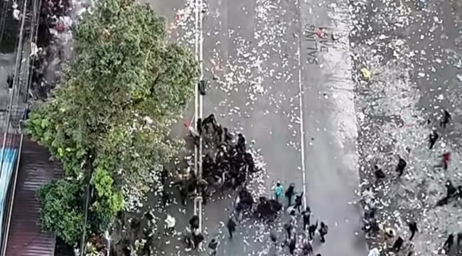 Polisi menggunakan water canon untuk menghalau massa, dalam aksi unjuk rasa AMP Kaltim di depan kantor Gubernur Kaltim, Selasa 21 April 2026. Sementara itu Gubernur Rudy Mas'ud tak punya nyali menghadapi massa. Ia memiloh 14 jam berdiam dan bertahan dalam kantornya hingga massa membubarkan diri. Foto: ist