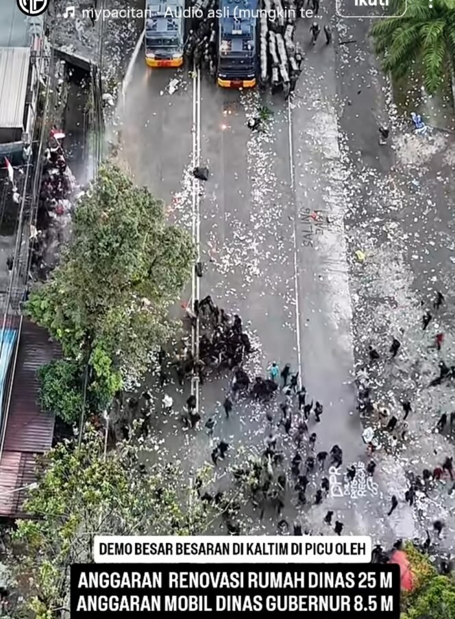 
					Polisi menggunakan water canon untuk menghalau massa, dalam aksi unjuk rasa AMP Kaltim di depan kantor Gubernur Kaltim, Selasa 21 April 2026. Sementara itu Gubernur Rudy Mas'ud tak punya nyali menghadapi massa. Ia memiloh 14 jam berdiam dan bertahan dalam kantornya hingga massa membubarkan diri. Foto: ist