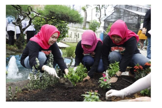 
					Peringatan Hati Bumi, Tanam Pohon dan Bunga di Lingkungan Kantor Pemkab Jombang