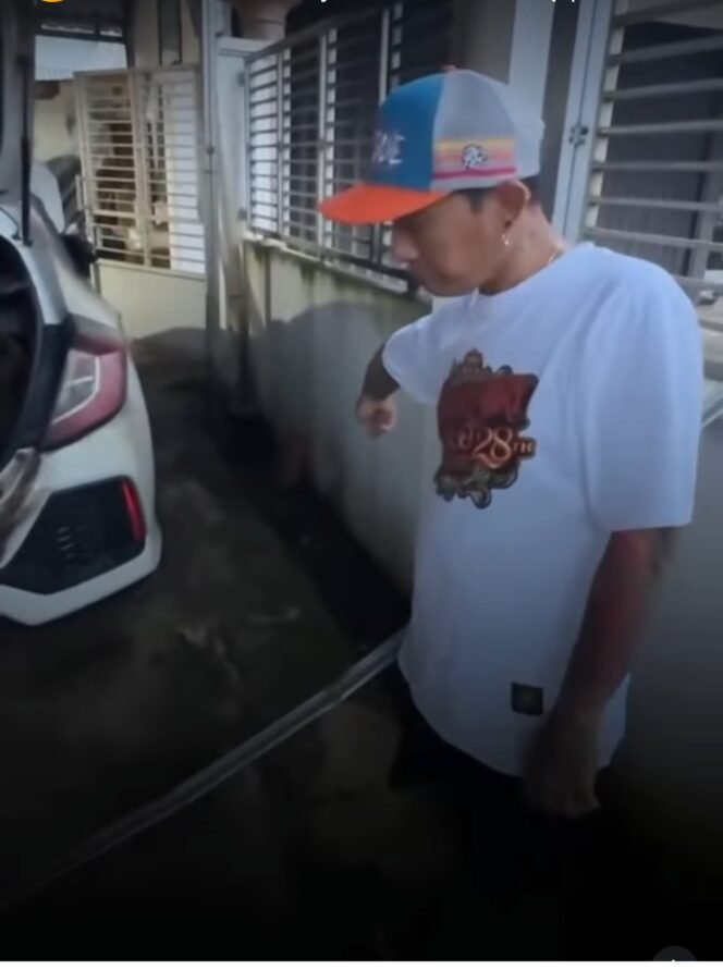 
					Terekam CCTV, Rumah Kades Hoho Alkaf Dilempar Bom Molotov Mobilnya Hangus