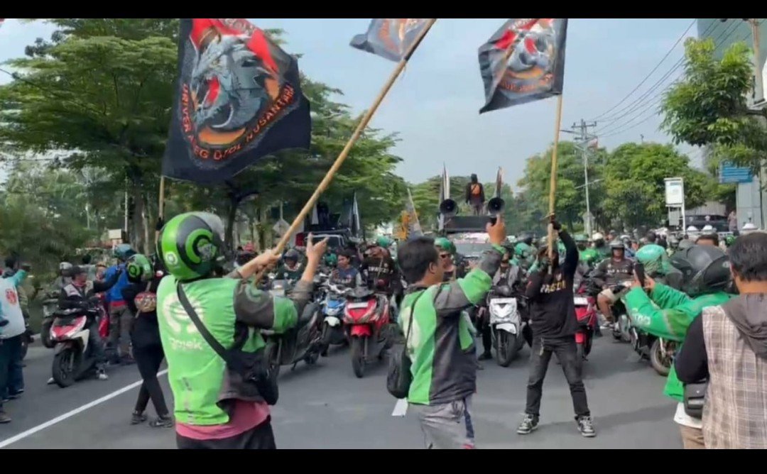 Dokumen foto aksi unjuk rasa massa driver ojol di Surabaya. Foto: iNews