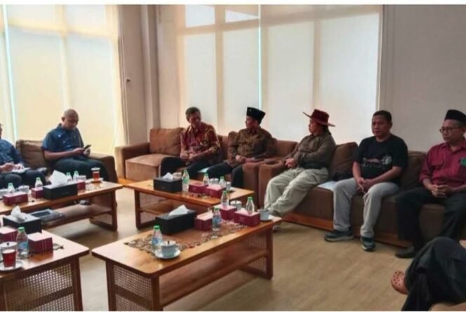
					Setelah beberapa kali ditolak, akhirnya DPRD Jombang membuka pintu hearing membahas temuan sejarah kelahiran Bung Karno di Ploso. Hearing bersama TACB Jombanng, tokoh pemerhati sejarah Jimbang. Kamis 23 April 2026. Foto: instagram@binhad_nurohmat