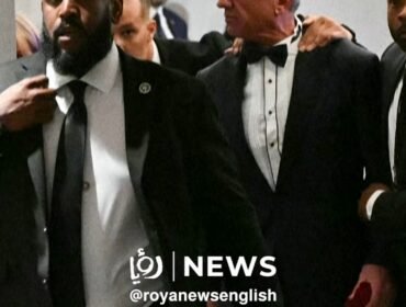 Petugas keamanan meringkus seorang pria, setelah terjadi suara letusan senjata api pada acara jamuan makam di Gedung Putih, Sabtu malam 25 April 2026 waktu setempat ( Minggu pagi WIB). Foto: News