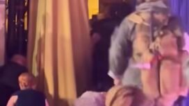 Trump terjatuh, kakinya tersandung karpet. Melania istri presiden kenakan gaun pesta putih mutiara terpaksa merangkak saat evakuasi pasca ledakan acara dinner di Gedung Putih, Sabtu malam 25 April 2026.Foto: ist