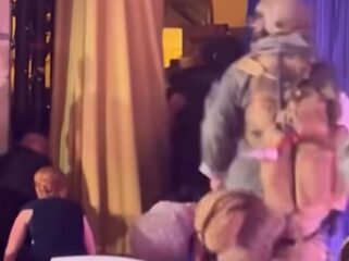 Trump terjatuh, kakinya tersandung karpet. Melania istri presiden kenakan gaun pesta putih mutiara terpaksa merangkak saat evakuasi pasca ledakan acara dinner di Gedung Putih, Sabtu malam 25 April 2026.Foto: ist