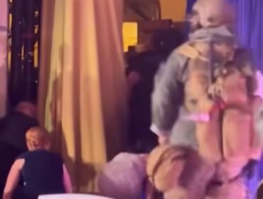 Trump terjatuh, kakinya tersandung karpet. Melania istri presiden kenakan gaun pesta putih mutiara terpaksa merangkak saat evakuasi pasca ledakan acara dinner di Gedung Putih, Sabtu malam 25 April 2026.Foto: ist