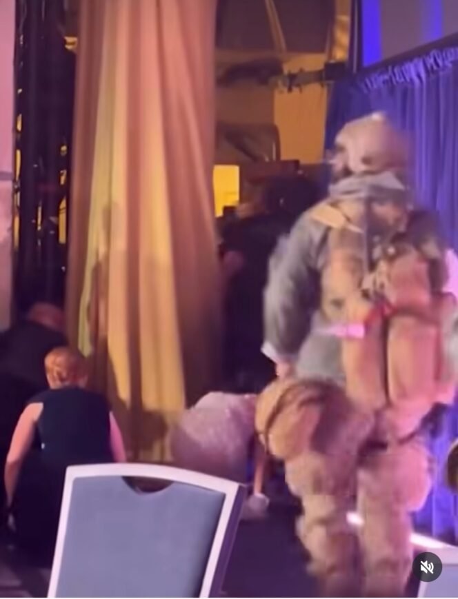 
					Trump terjatuh, kakinya tersandung karpet. Melania istri presiden kenakan gaun pesta putih mutiara terpaksa merangkak saat evakuasi pasca ledakan acara dinner di Gedung Putih, Sabtu malam 25 April 2026.Foto: ist